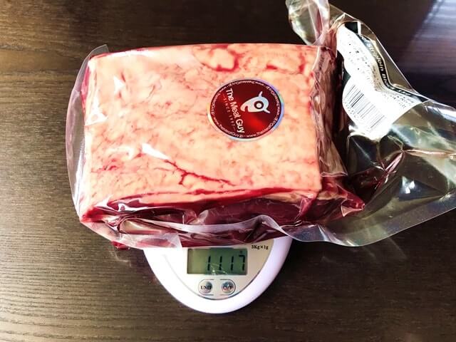 通販でお取り寄せした『サーロインブロック肉1kg』を計量