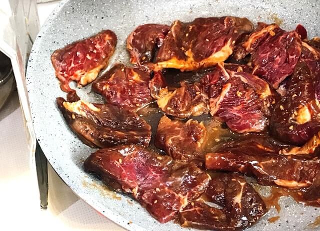 肉の卸問屋アオノの『秘伝のタレ漬け牛ハラミ1kg』を調理
