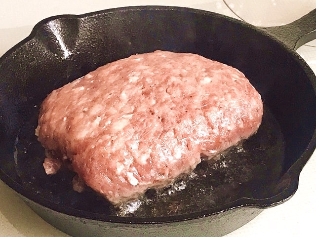 『そのまんま肉バーグ』を調理