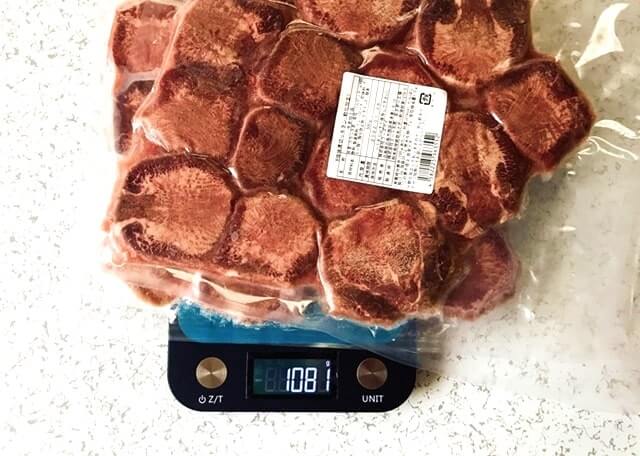 通販でお取り寄せした『肉卸のこだわり厚切り牛タン1kg』を計量