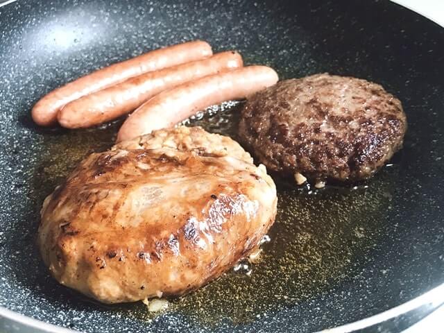 『近江牛かのこハンバーグ＆かのこステーキセット』を調理