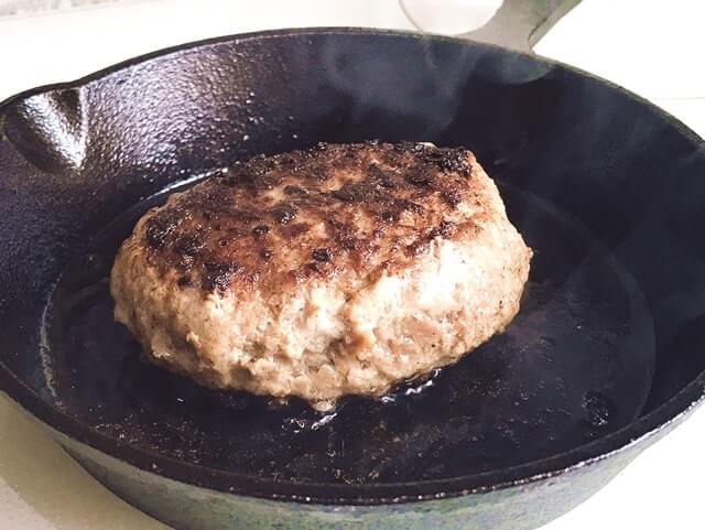 肉のともるの『佐賀牛 極上合挽きハンバーグ』を調理
