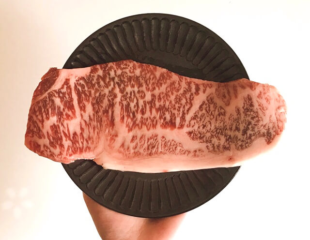 『飛騨牛サーロインステーキ 150g×2枚』をお皿に乗せる