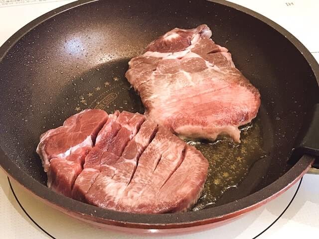 『プレミアム牛たんステーキ500g(塩味)』を調理