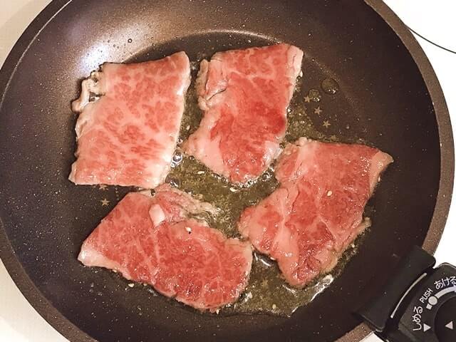 『和牛入り焼肉3種セット1kg』の黒毛和牛カルビを調理