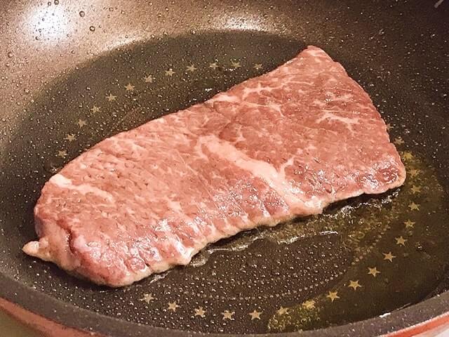 神戸牛熟成ステーキを調理