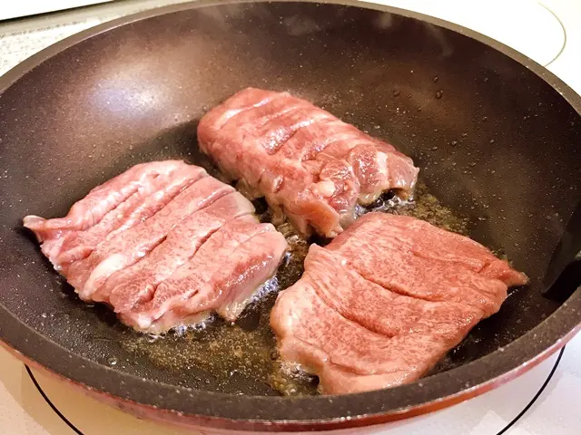 『最高級極上牛たん1kg』をフライパンで調理