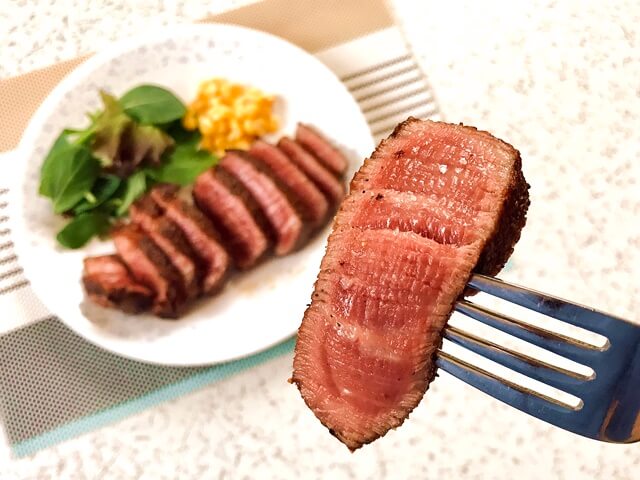 肉のヒライの『神戸牛厚切りヒレステーキ200g』を盛り付け