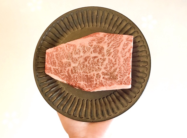 『神戸牛サーロインステーキ1枚150g』をお皿に乗せる