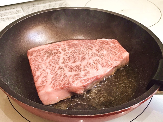 『神戸牛サーロインステーキ1枚150g』を調理