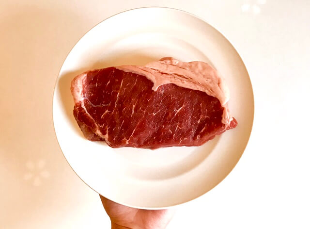 『グラスフェッドビーフ 厚切りサーロインステーキ肉270g』を皿に乗せる