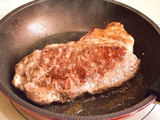 『グラスフェッドビーフ 厚切りサーロインステーキ肉270g』を調理