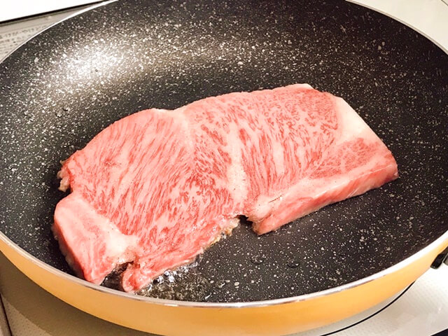 『近江牛特選サーロインステーキ200g』をフライパンで調理
