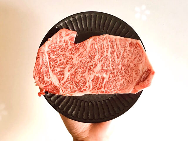 『松阪牛サーロインステーキ200g』をお皿に乗せる