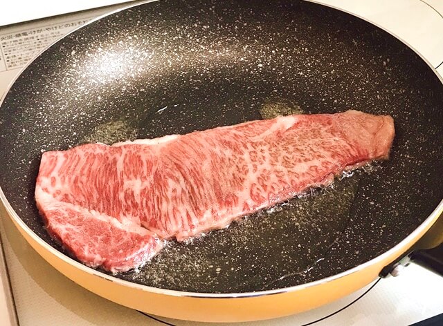 『米沢牛A5等級サーロインステーキ150g』を調理