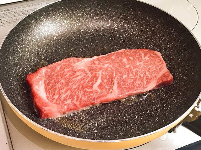 『A5等級神戸牛サーロインステーキ200g』をフライパンで調理
