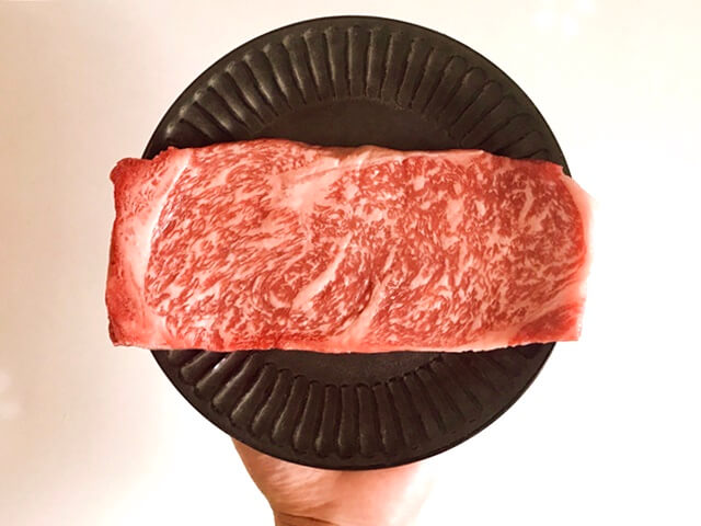 『A5等級神戸牛サーロインステーキ200g』をお皿に乗せる
