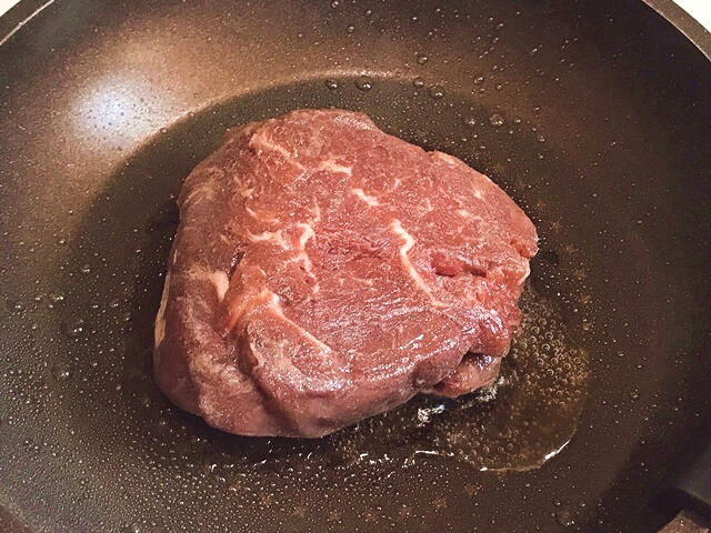 『グラスフェッドビーフ 厚切りヒレステーキ180g』をフライパンで調理