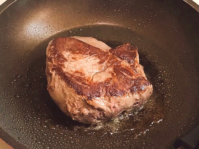 『グラスフェッドビーフ 厚切りヒレステーキ180g』をフライパンで調理