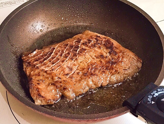 『プレミアム極厚ハラミステーキ1kg』をフライパンで調理