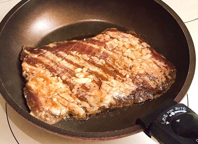 『プレミアム極厚ハラミステーキ1kg』をフライパンで調理