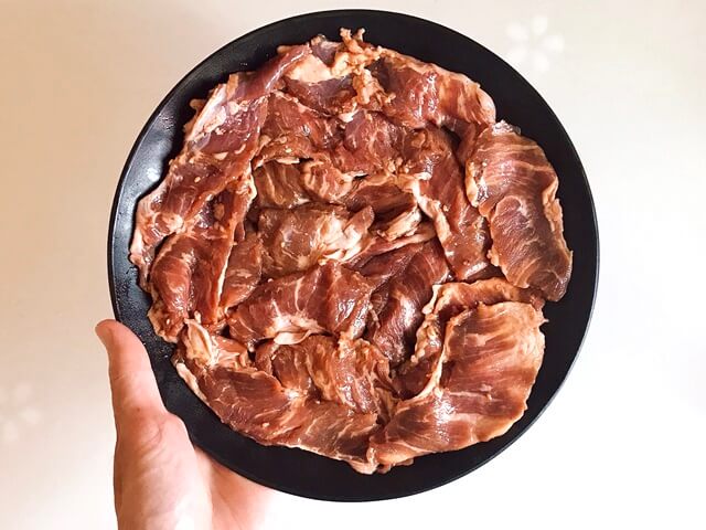 『焼肉用味付け牛ハラミ・豚ハラミ1kg』をお皿に盛る