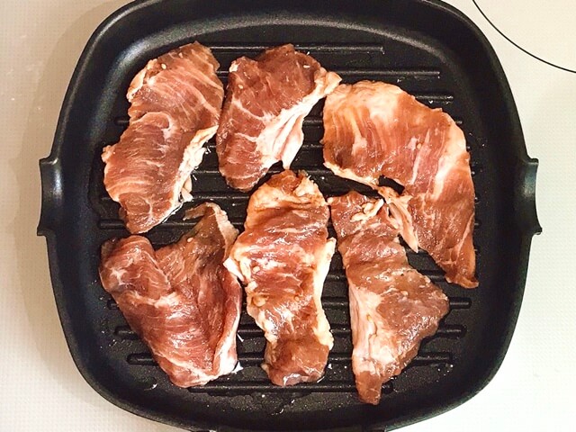 『焼肉用味付け牛ハラミ・豚ハラミ1kg』をグリルパンで調理
