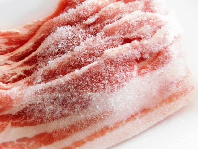 冷凍肉は半日前に冷蔵庫で解凍する