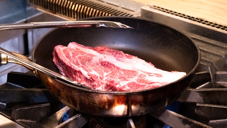 フライパンを使った美味しいステーキの焼き方を解説【ご家庭で簡単にプロの味！】