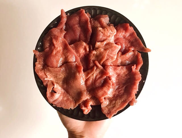 『豪華BBQ焼肉セット1kg』の熟成牛タンをお皿に盛る