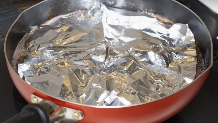 【アルミホイル】フライパン焼肉で余分な油を落とすオススメの方法