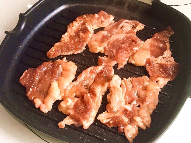 『焼肉用牛カルビ・豚カルビ1kg』をグリルパンで調理