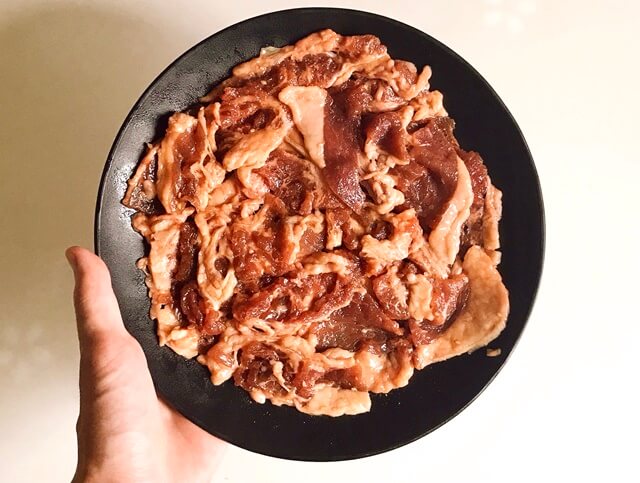 『焼肉用牛カルビ・豚カルビ1kg』をお皿に盛る
