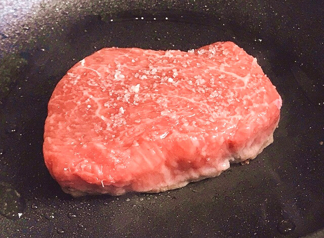 『神戸牛A5等級ランプステーキ 100g×2枚』をフライパンで調理