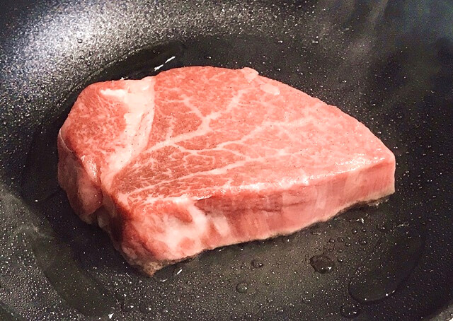 『米沢牛ヒレステーキ 150g×2枚』をフライパンで調理