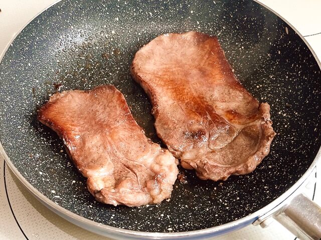 『厚切り黒毛和牛タン100g』をフライパンで調理