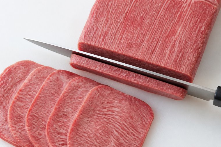 牛タンを薄切りにして柔らかくする方法